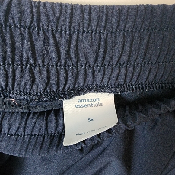 Amazon Essentials Women's Stretch Woven Double Layered Running Short - Picture 4 of 5